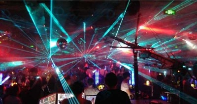 酒吧激光秀 强光夺目 声光电带来视觉震撼